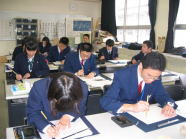 日本の書道の授業を受ける